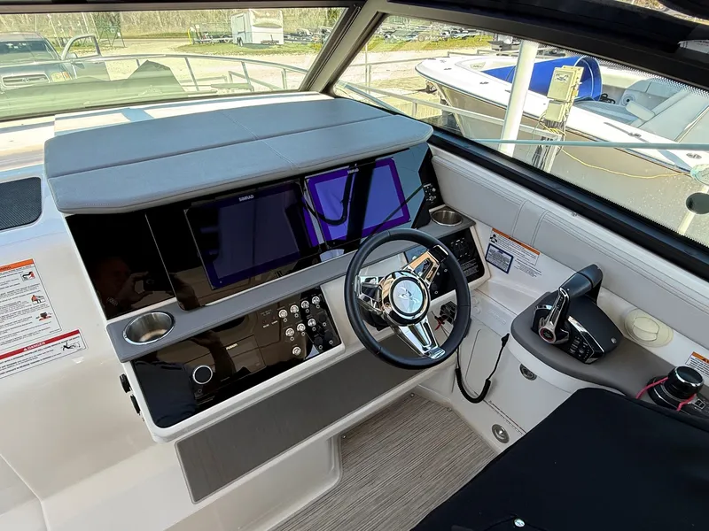 Slide: The Image of Sea Ray 320 SUNDANCER OB 2024 - 23
