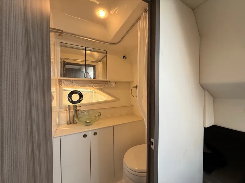 Slide: The Image of Sea Ray 320 SUNDANCER OB 2024 - 35