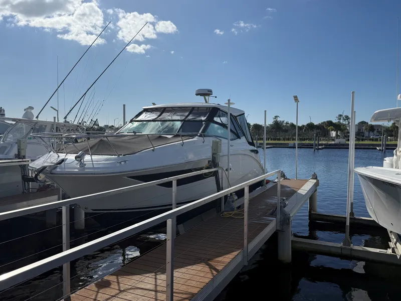 Slide: The Image of Sea Ray 320 SUNDANCER OB 2024 - 1