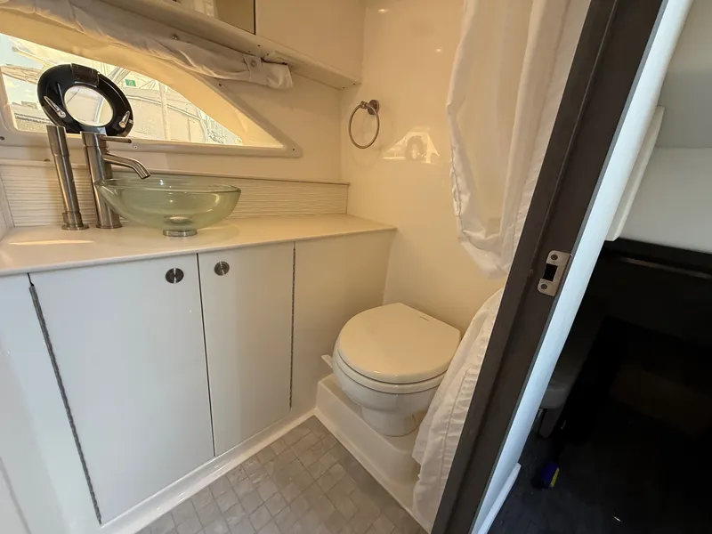 Slide: The Image of Sea Ray 320 SUNDANCER OB 2024 - 36