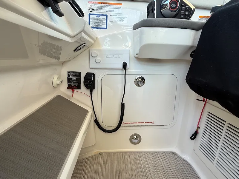 Slide: The Image of Sea Ray 320 SUNDANCER OB 2024 - 25