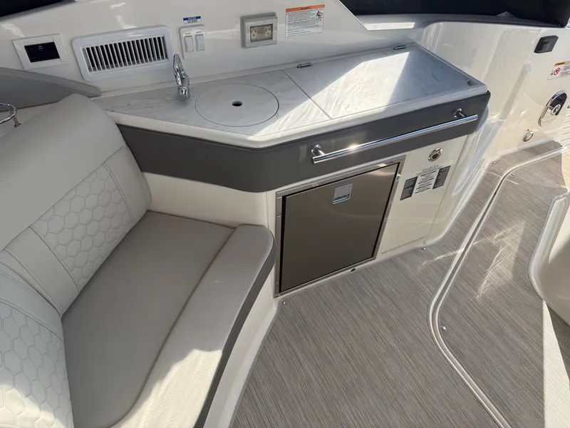 Slide: The Image of Sea Ray 320 SUNDANCER OB 2024 - 17