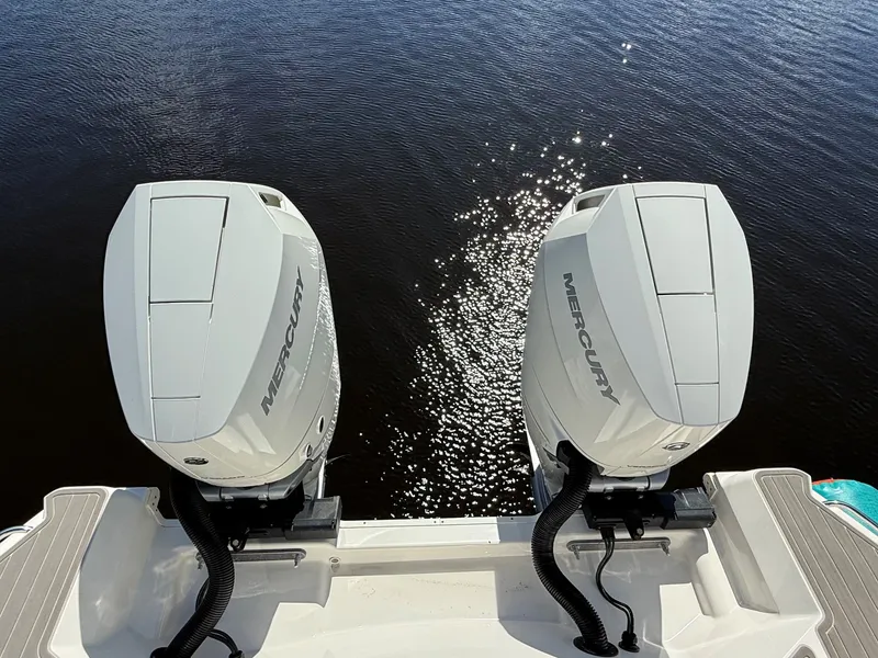 Slide: The Image of Sea Ray 320 SUNDANCER OB 2024 - 44