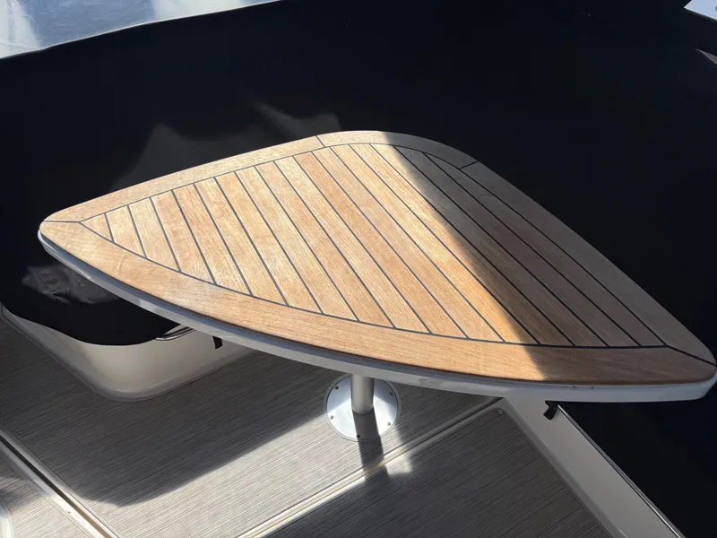 Slide: The Image of Sea Ray 320 SUNDANCER OB 2024 - 31