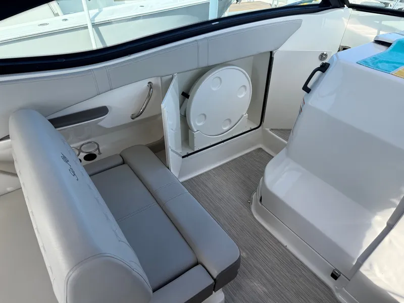 Slide: The Image of Sea Ray 320 SUNDANCER OB 2024 - 29