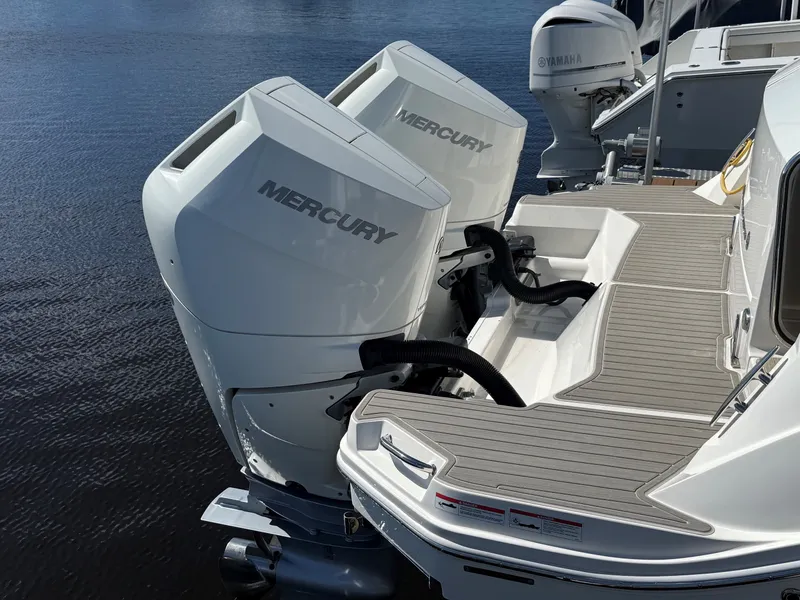 Slide: The Image of Sea Ray 320 SUNDANCER OB 2024 - 42