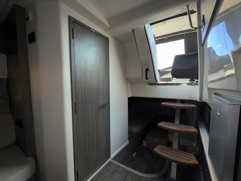 Slide: The Image of Sea Ray 320 SUNDANCER OB 2024 - 38