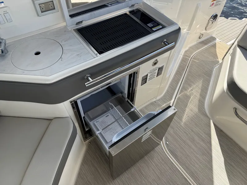 Slide: The Image of Sea Ray 320 SUNDANCER OB 2024 - 19