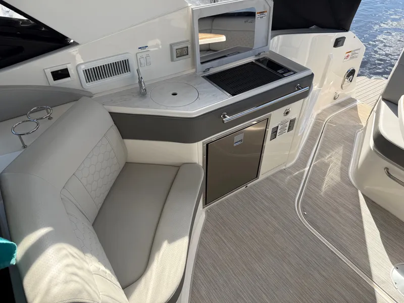 Slide: The Image of Sea Ray 320 SUNDANCER OB 2024 - 18