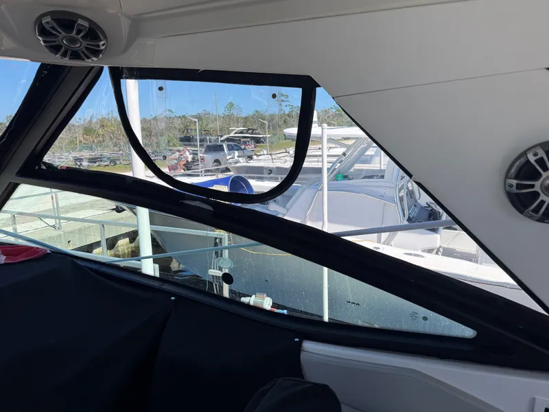 Slide: The Image of Sea Ray 320 SUNDANCER OB 2024 - 15