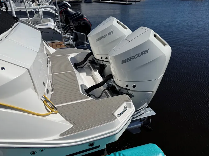 Slide: The Image of Sea Ray 320 SUNDANCER OB 2024 - 46