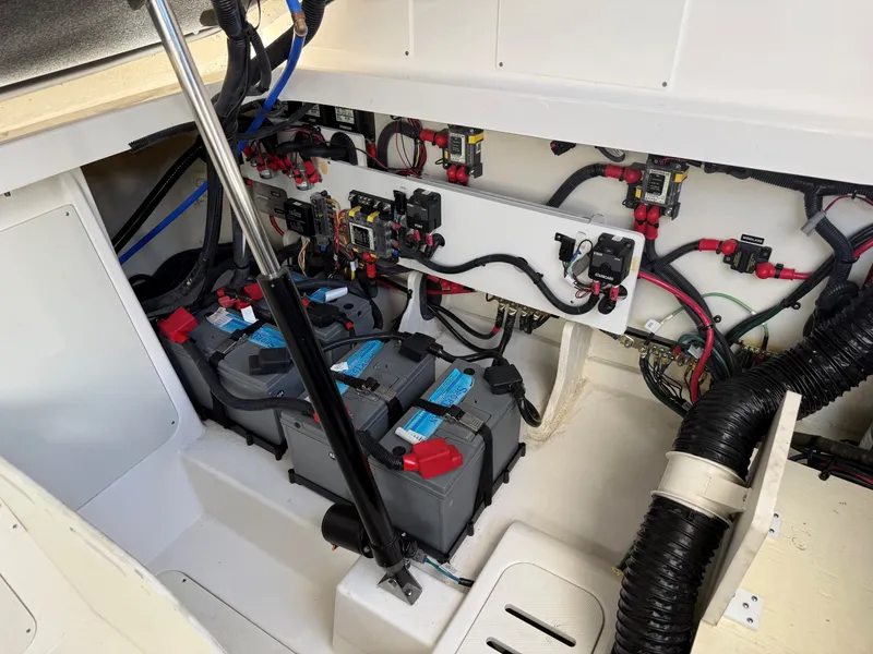 Slide: The Image of Sea Ray 320 SUNDANCER OB 2024 - 48