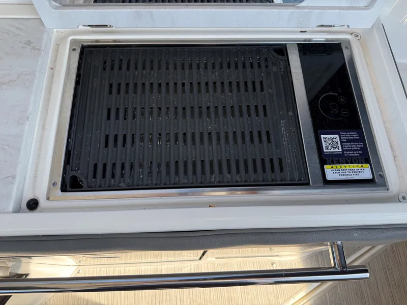 Slide: The Image of Sea Ray 320 SUNDANCER OB 2024 - 21