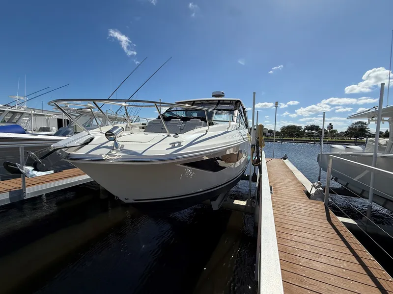 Slide: The Image of Sea Ray 320 SUNDANCER OB 2024 - 4