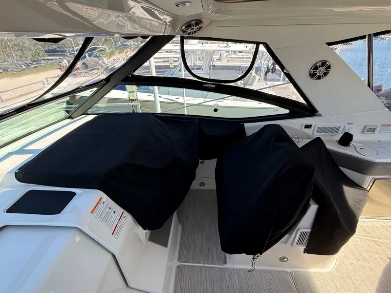 Slide: The Image of Sea Ray 320 SUNDANCER OB 2024 - 12