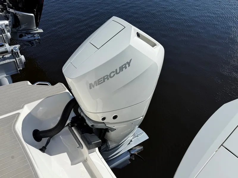 Slide: The Image of Sea Ray 320 SUNDANCER OB 2024 - 45