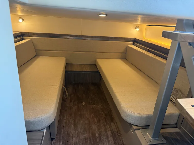 Slide: The Image of Sea Ray 320 SUNDANCER OB 2024 - 33