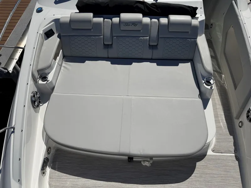 Slide: The Image of Sea Ray 320 SUNDANCER OB 2024 - 30