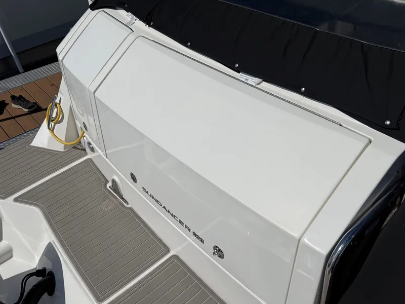 Slide: The Image of Sea Ray 320 SUNDANCER OB 2024 - 41