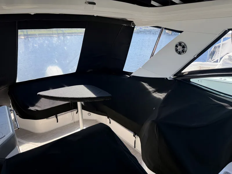 Slide: The Image of Sea Ray 320 SUNDANCER OB 2024 - 13