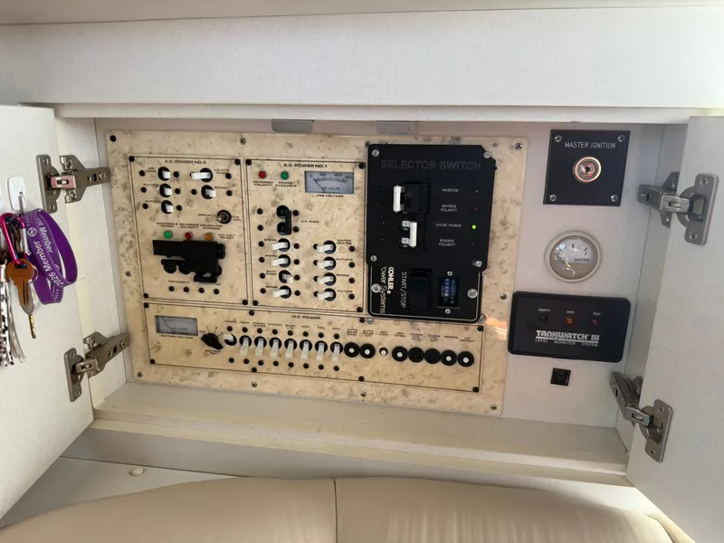 Slide: The Image of Cruisers 3585 FLYBRIDGE 1998 - 25