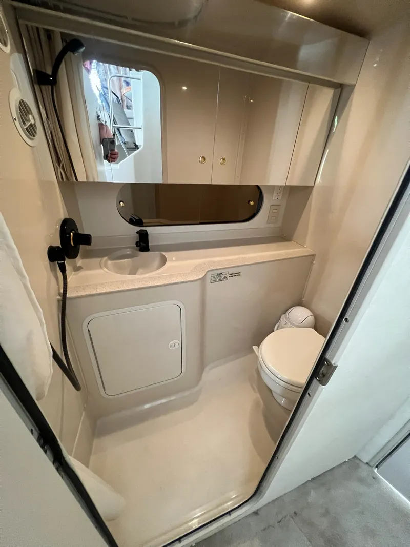 Slide: The Image of Cruisers 3585 FLYBRIDGE 1998 - 29