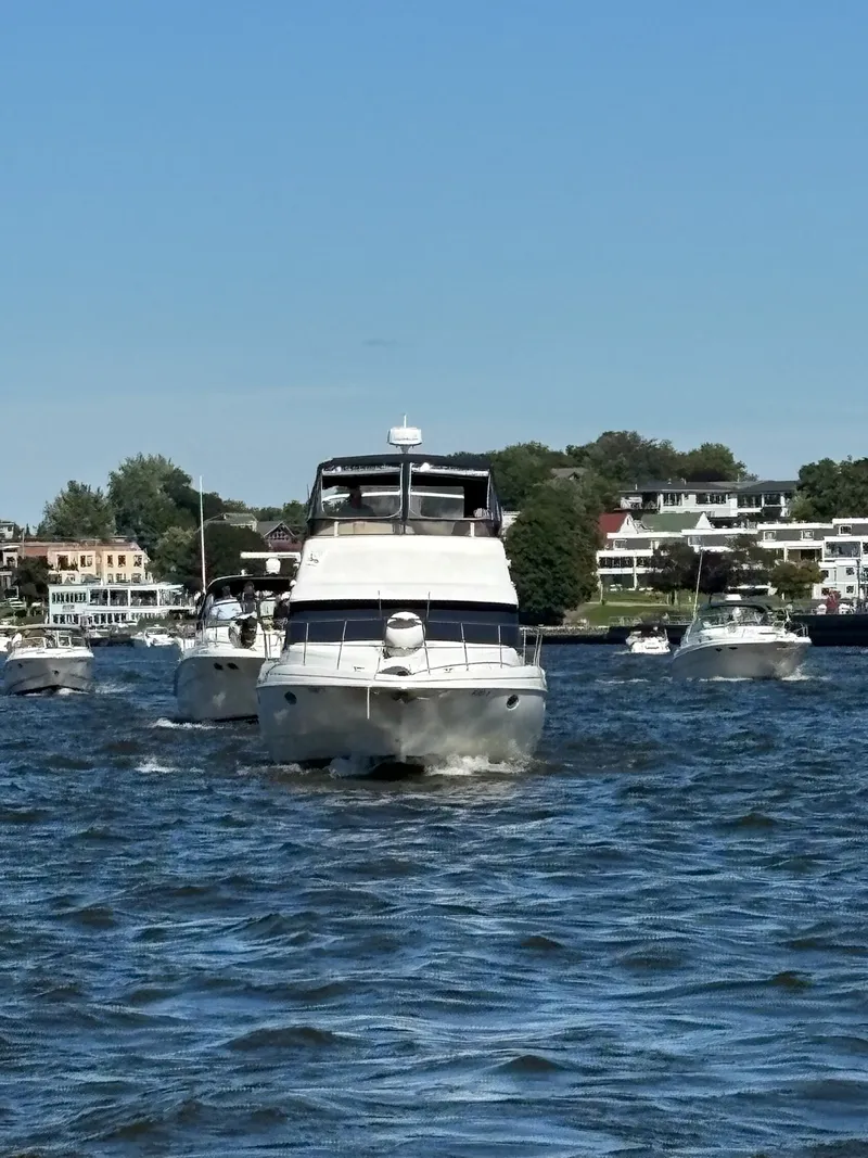 Slide: The Image of Cruisers 3585 FLYBRIDGE 1998 - 28