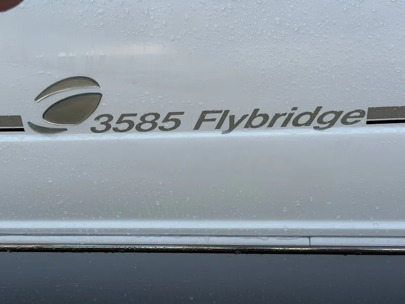 Slide: The Image of Cruisers 3585 FLYBRIDGE 1998 - 23