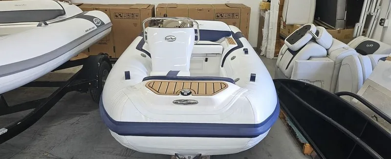 The Image of Walker Bay Generation 360 DLX 2024 - 0