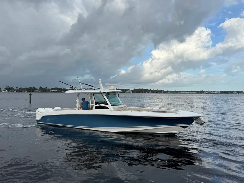 Slide: The Image of Boston Whaler 380 OUTRAGE 2018 - 1
