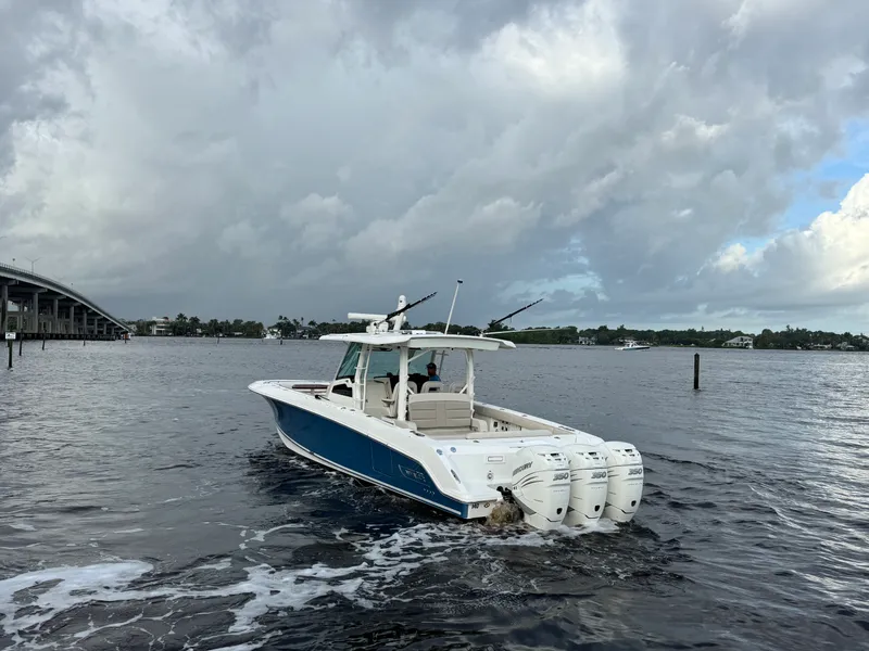 Slide: The Image of Boston Whaler 380 OUTRAGE 2018 - 8