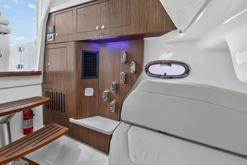 Slide: The Image of Boston Whaler 380 OUTRAGE 2018 - 24