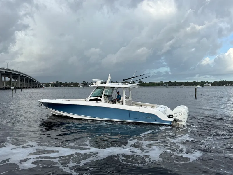 Slide: The Image of Boston Whaler 380 OUTRAGE 2018 - 9