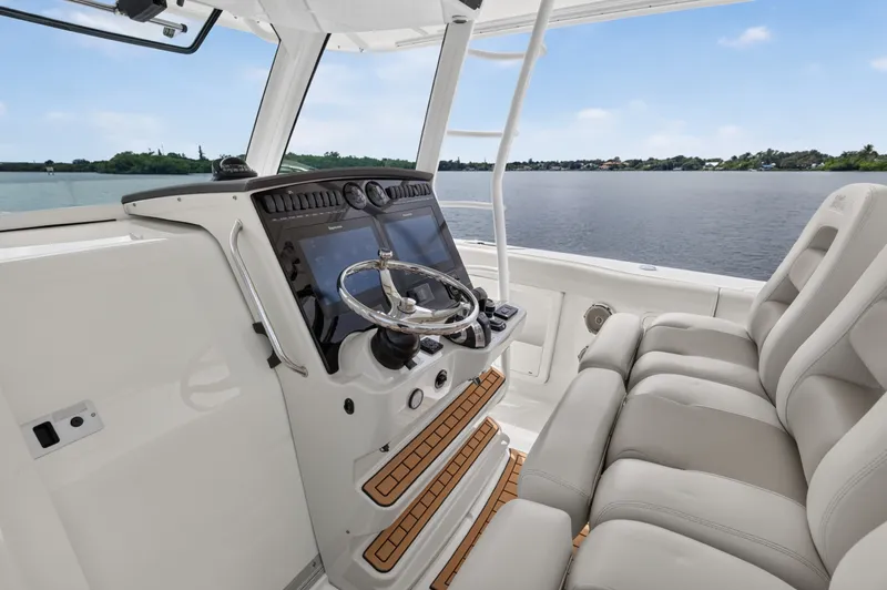 Slide: The Image of Boston Whaler 380 OUTRAGE 2018 - 56
