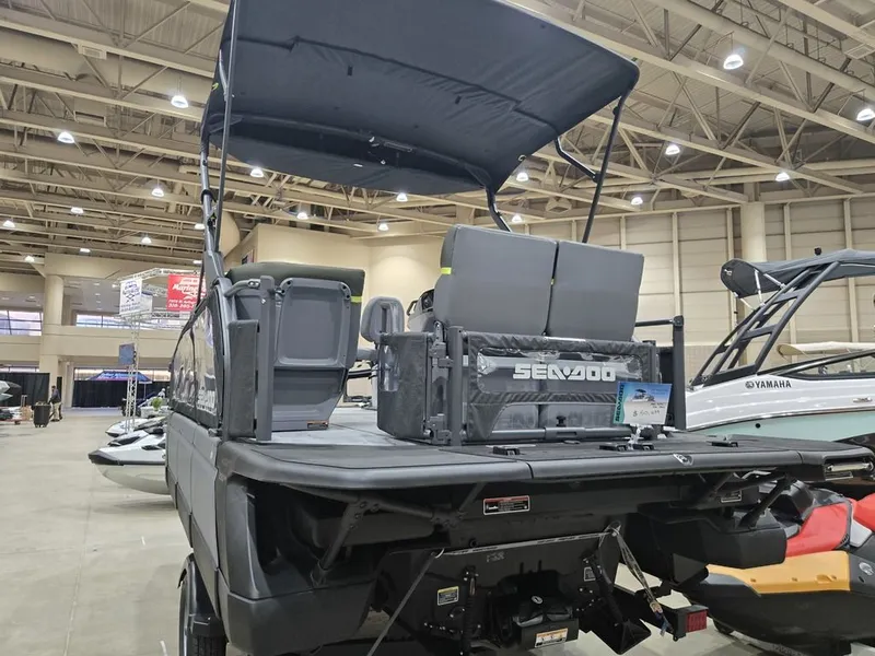 Slide: The Image of Sea-Doo Switch Fish™ 21 - 230 hp Painted 2026 - 5
