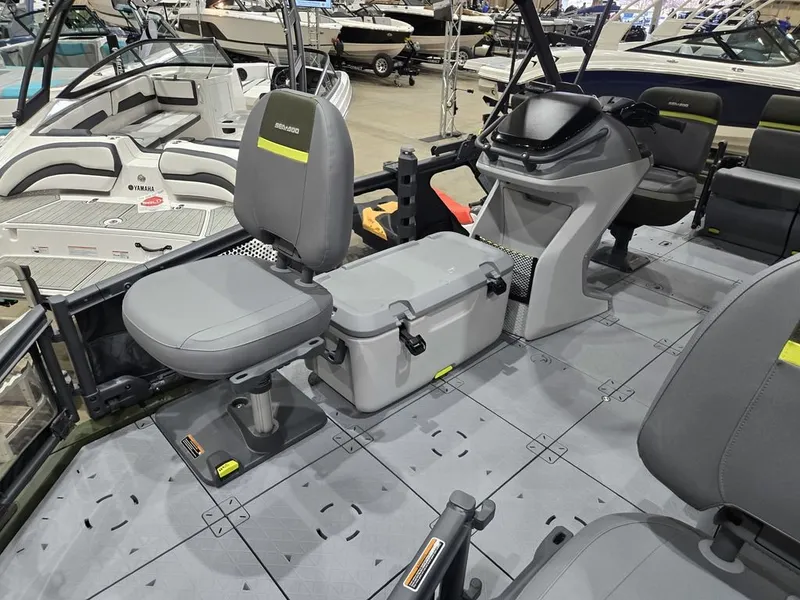 Slide: The Image of Sea-Doo Switch Fish™ 21 - 230 hp Painted 2026 - 8