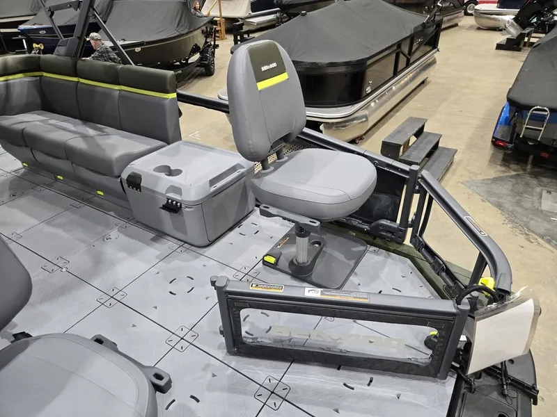 Slide: The Image of Sea-Doo Switch Fish™ 21 - 230 hp Painted 2026 - 9