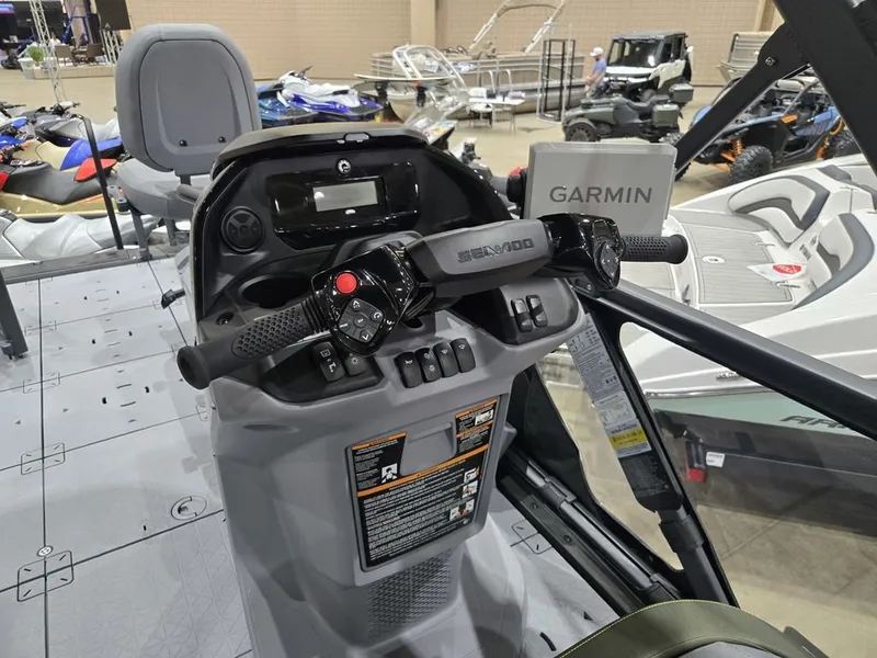 Slide: The Image of Sea-Doo Switch Fish™ 21 - 230 hp Painted 2026 - 13