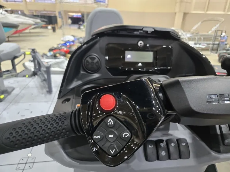 The Image of Sea-Doo Switch Fish™ 21 - 230 hp Painted 2026 - 0