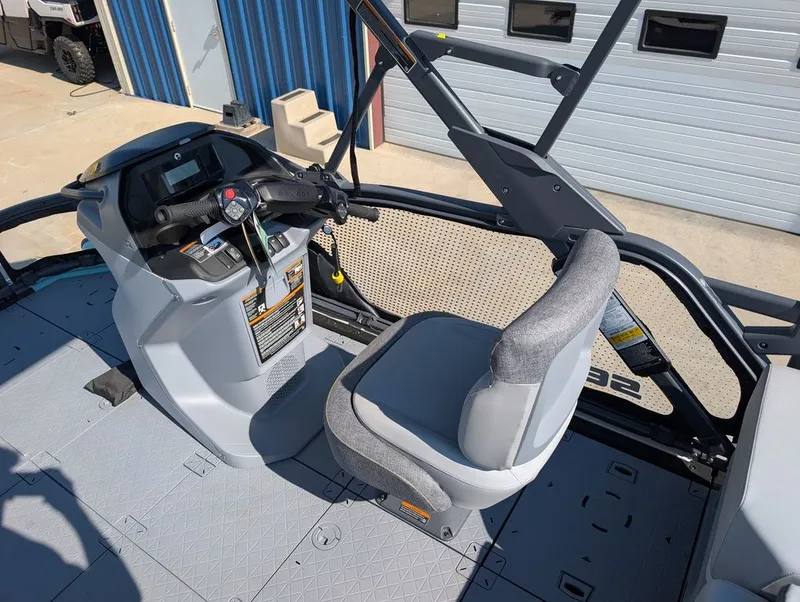 Slide: The Image of Sea-Doo Switch Sport™ Compact - 170 hp Galvanized 2026 - 8