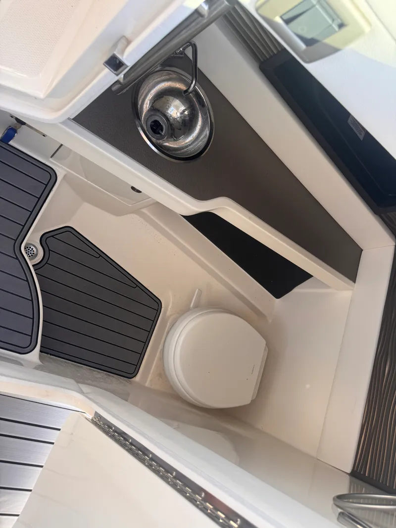 Slide: The Image of Sea Ray 310 SLX OB 2020 - 18