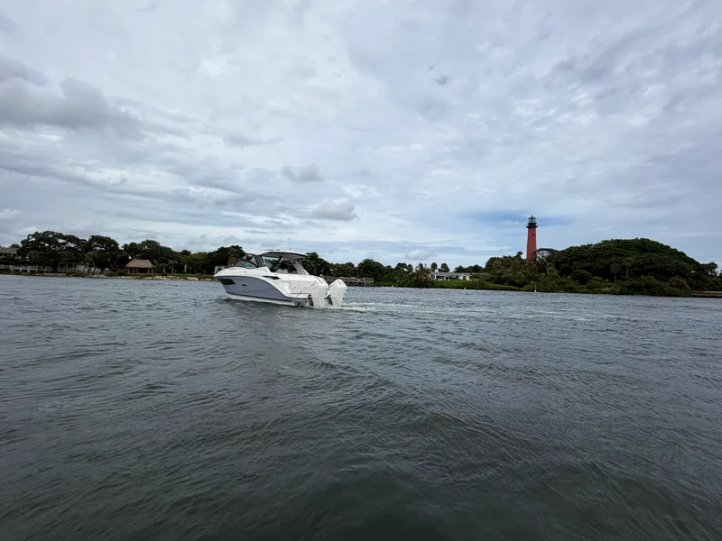 Slide: The Image of Sea Ray Sundancer 320 Outboard 2027 - 4