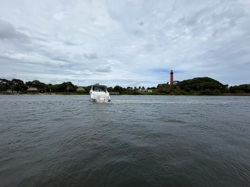 Slide: The Image of Sea Ray Sundancer 320 Outboard 2027 - 5