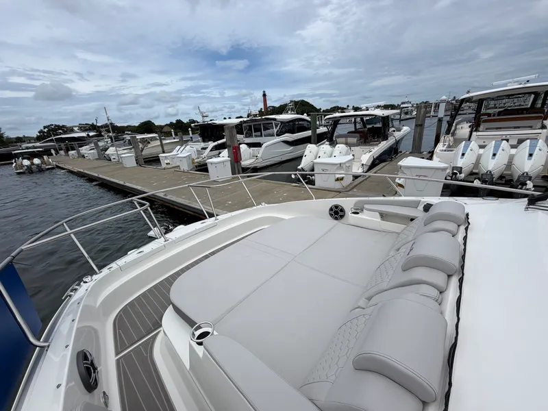 Slide: The Image of Sea Ray Sundancer 320 Outboard 2027 - 23