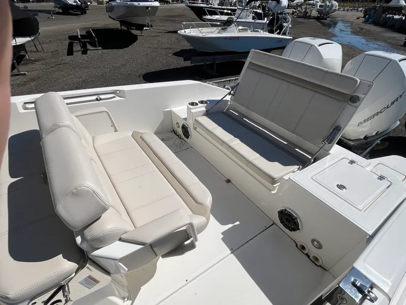 Slide: The Image of Boston Whaler 280 DAUNTLESS 2023 - 11