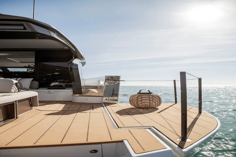 Slide: The Image of Azimut Seadeck 6 2027 - 10