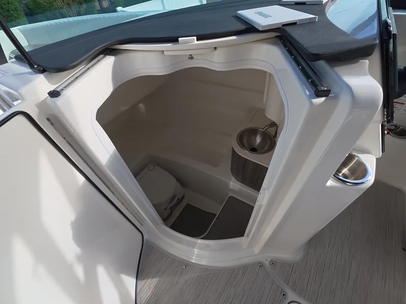 Slide: The Image of Sea Ray SDX 250 Outboard 2027 - 15