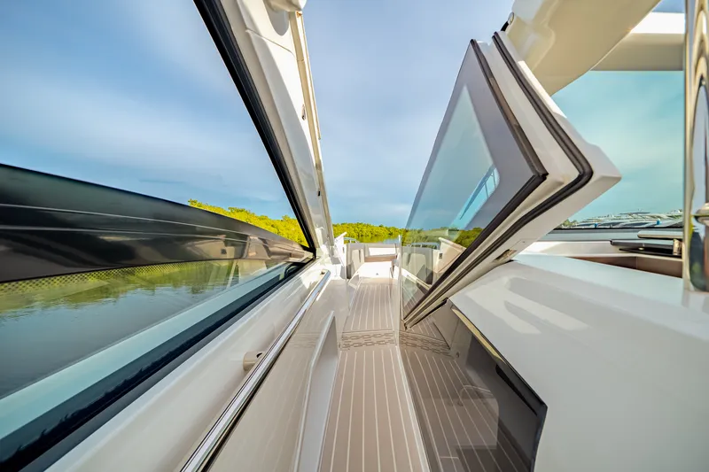 Slide: The Image of Galeon 435 GTO 2025 - 19