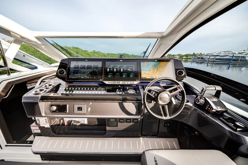 Slide: The Image of Galeon 435 GTO 2025 - 35