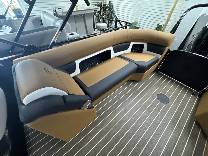 Slide: The Image of Premier 230 Solaris RF CL 2026 - 37